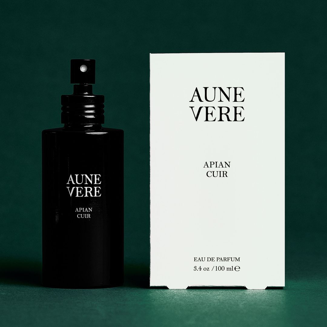 Apian Cuir 100 ml bottle beside its carton, on green paper.