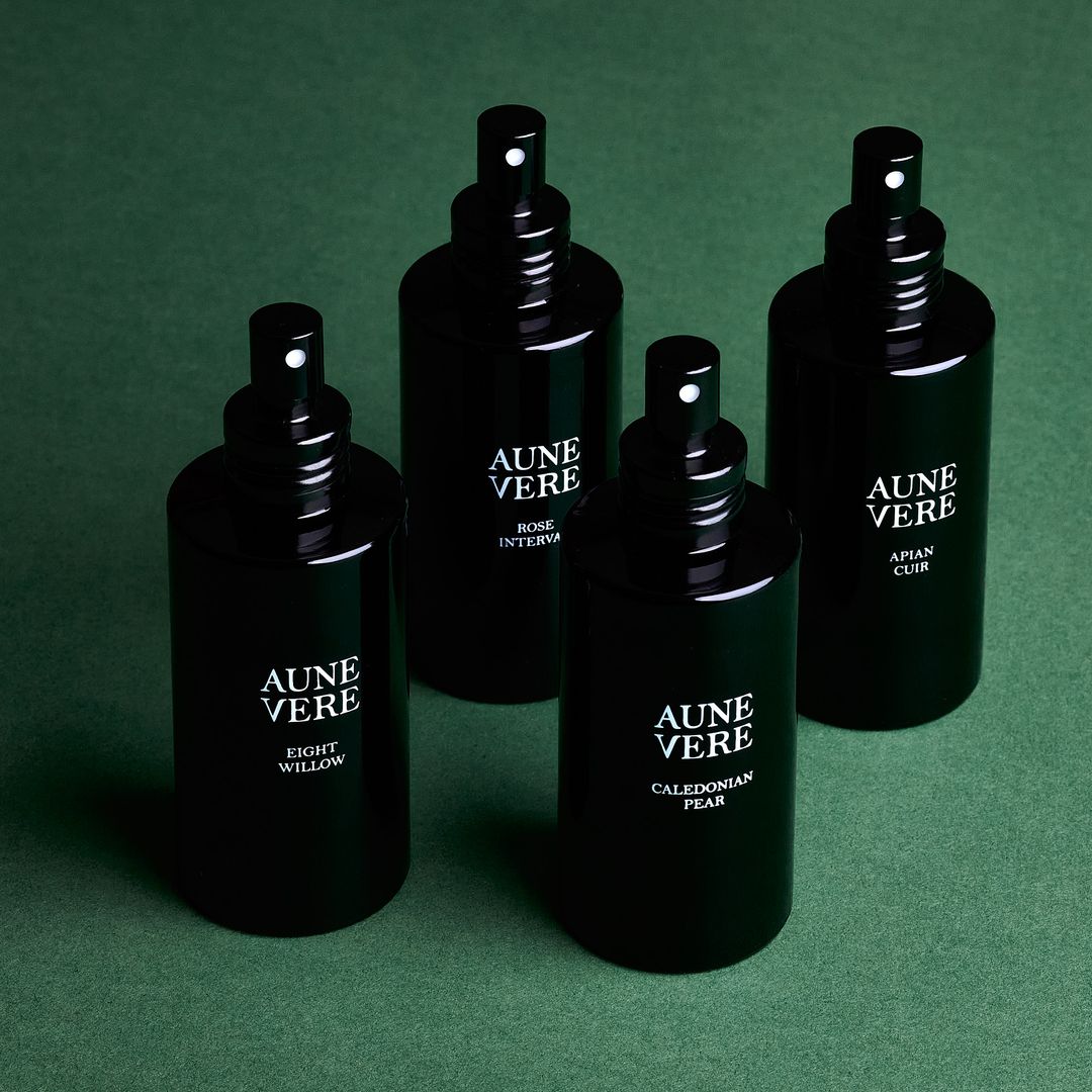 Four Aune Vere 100 ml bottles standing on green paper.