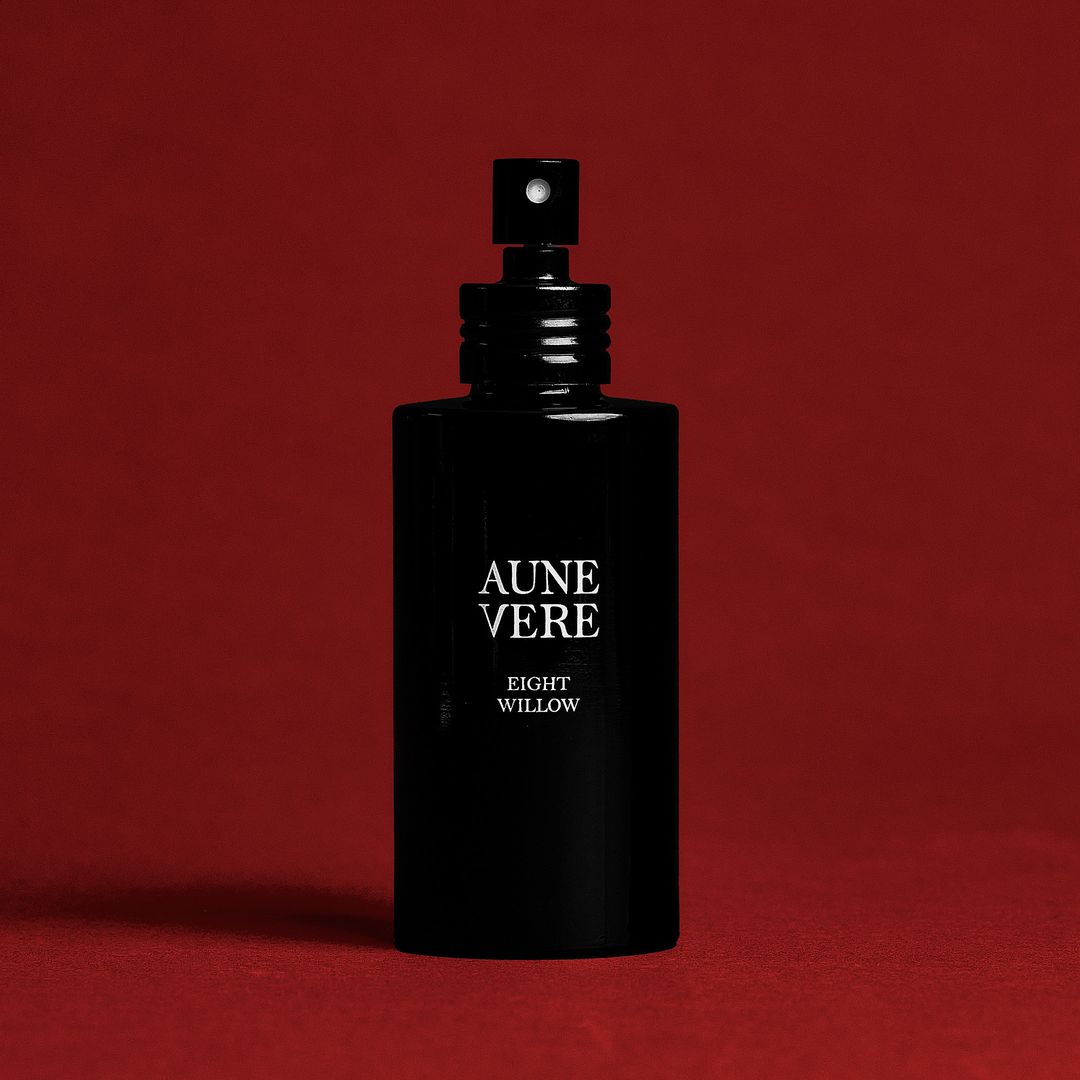 Eight Willow 100 ml bottle standing on alder red paper.