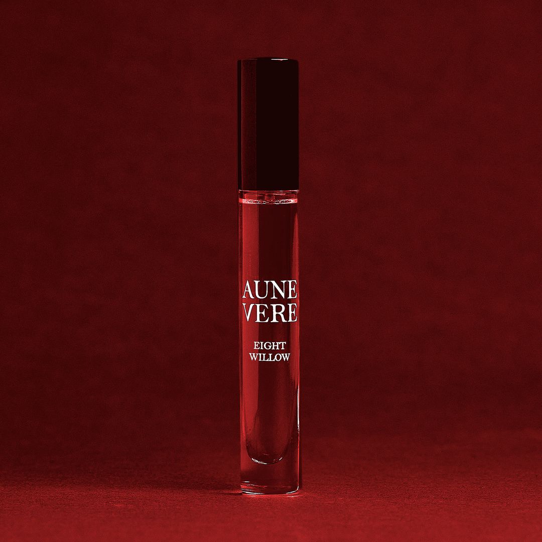 Eight Willow 10 ml bottle standing on alder red paper.